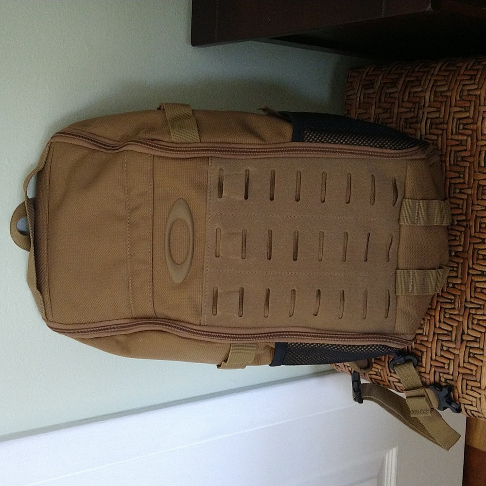Oakley Extractor Sling Pack 2.0 (color - coyote) w/ extras